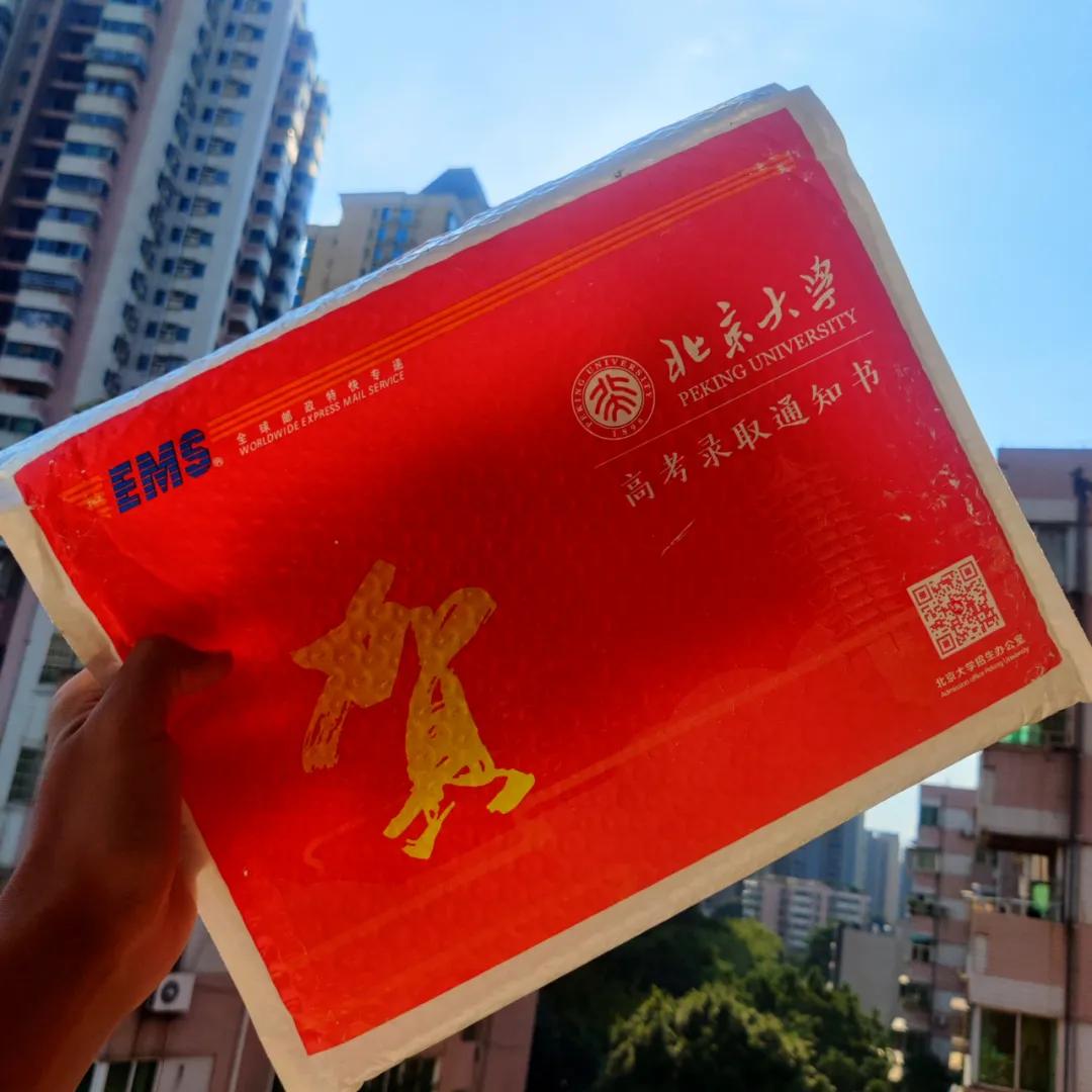 绘画作品足球赛一等奖_足球冠军照片画画_画画足球比赛
