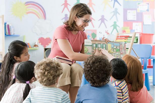 幼儿园踢足球的教案_幼儿园踢足球技巧_幼儿足球踢法