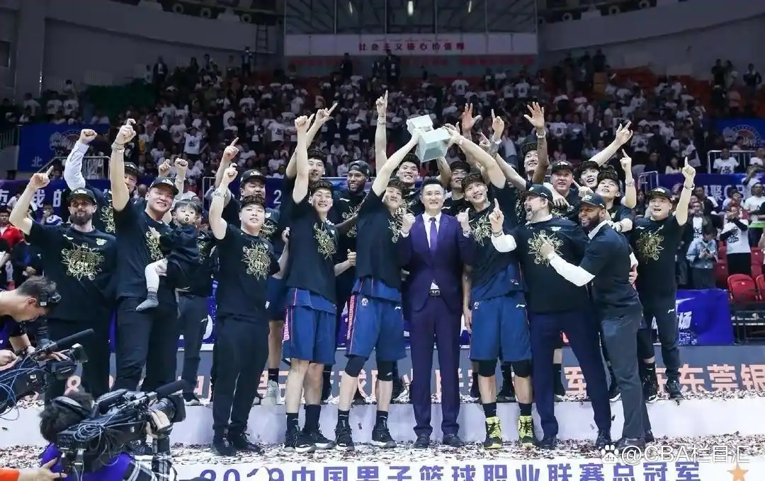 篮球冠军叫什么名字_篮球生涯球员冠军名单_篮球生涯一共几个冠军球员