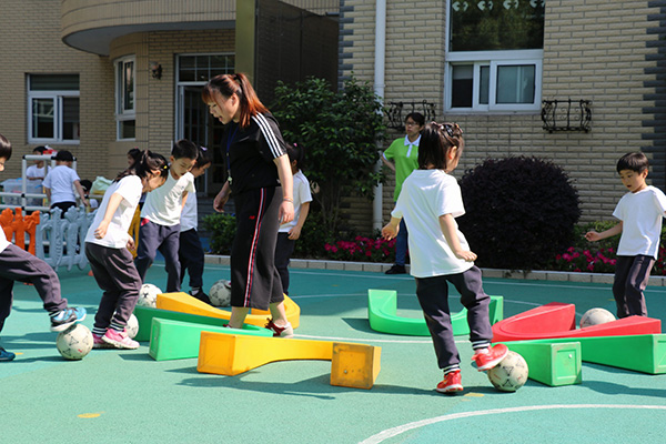 幼儿园踢足球技巧_幼儿园踢足球的教案_幼儿踢足球的方法