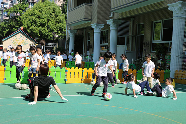 幼儿园踢足球技巧_幼儿踢足球的方法_幼儿园踢足球的教案