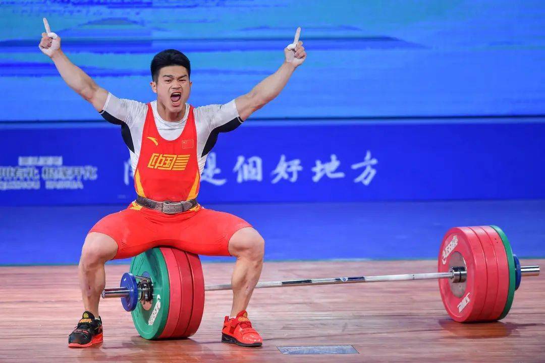 举重小男孩_中国小孩挑战举重冠军视频_小孩举重头像