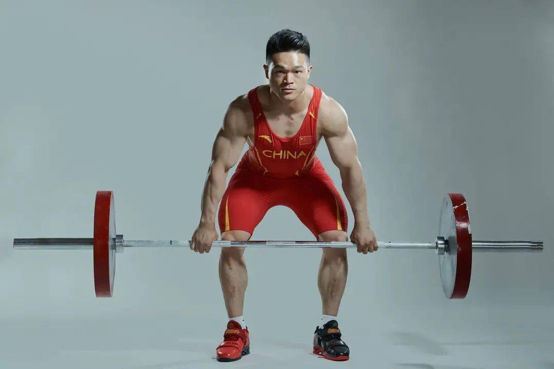 中国小孩挑战举重冠军视频_小孩举重头像_举重小男孩