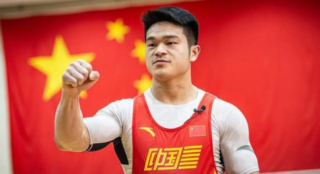 中国小孩挑战举重冠军视频_小孩举重头像_举重小男孩