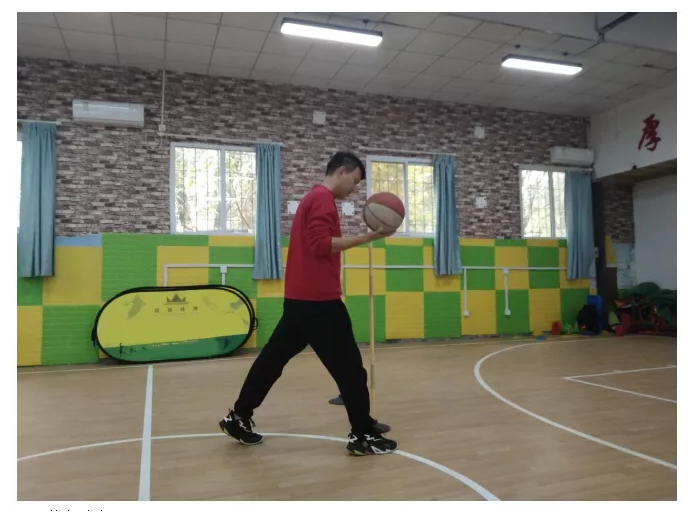 篮球运球绕杆接力游戏_篮球杆接力绕运球赛规则图解_篮球绕杆运球接力赛规则