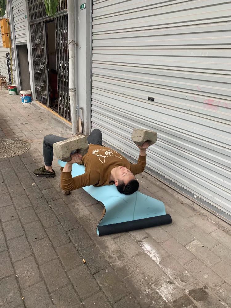 健身房的哑铃怎么使用视频_健身房哑铃视频教程全集_健身房哑铃私教
