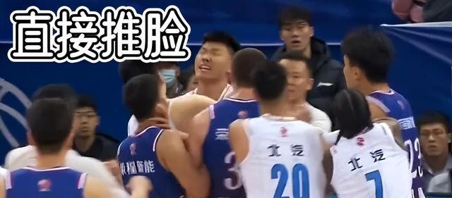篮球裁判跑出赛场规则_篮球裁判跑动_篮球裁判yoyo跑