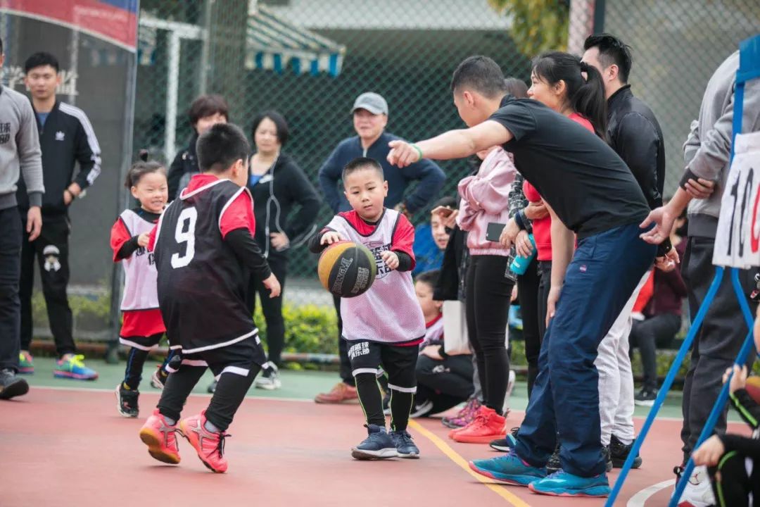 篮球如何训练结合球技巧_篮球技巧训练球结合训练方法_篮球训练手段