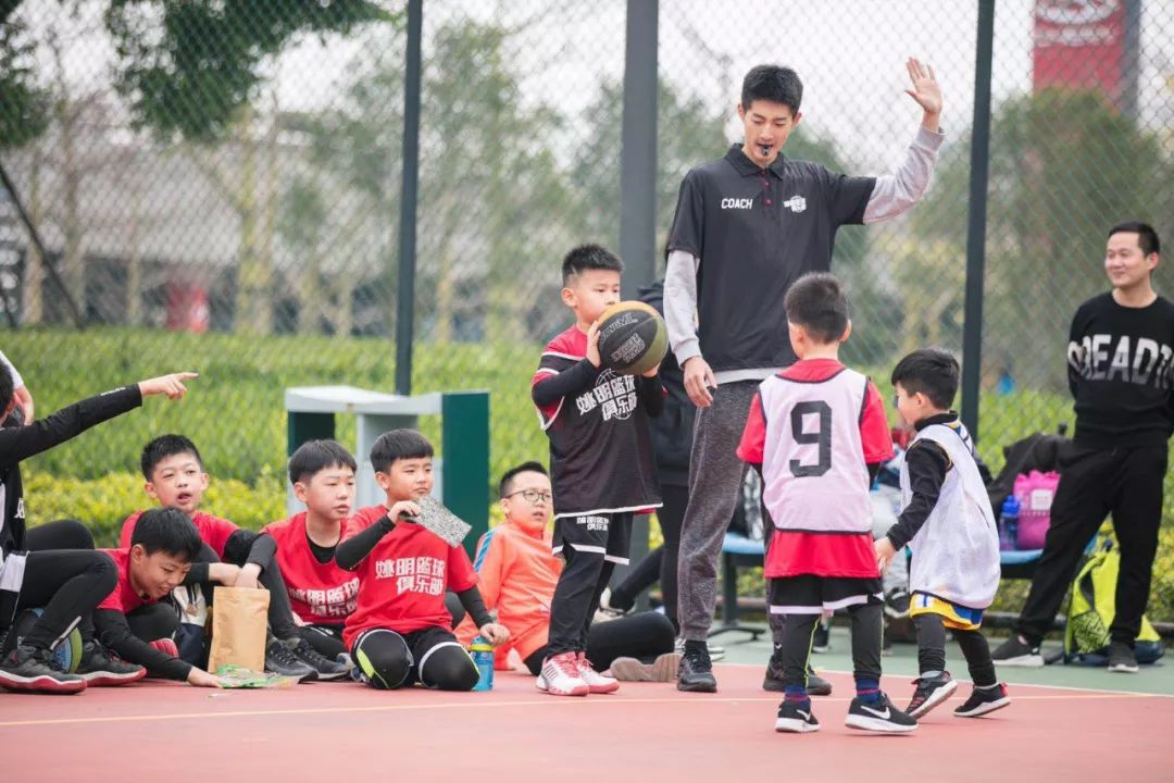 篮球技巧训练球结合训练方法_篮球如何训练结合球技巧_篮球训练手段