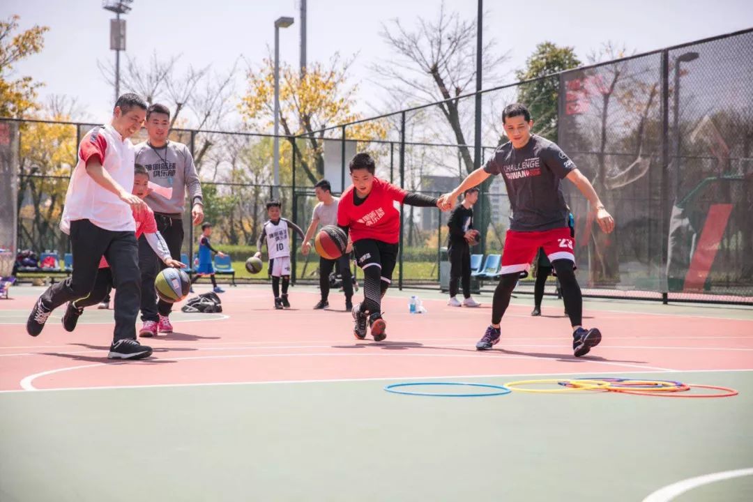 篮球如何训练结合球技巧_篮球技巧训练球结合训练方法_篮球训练手段