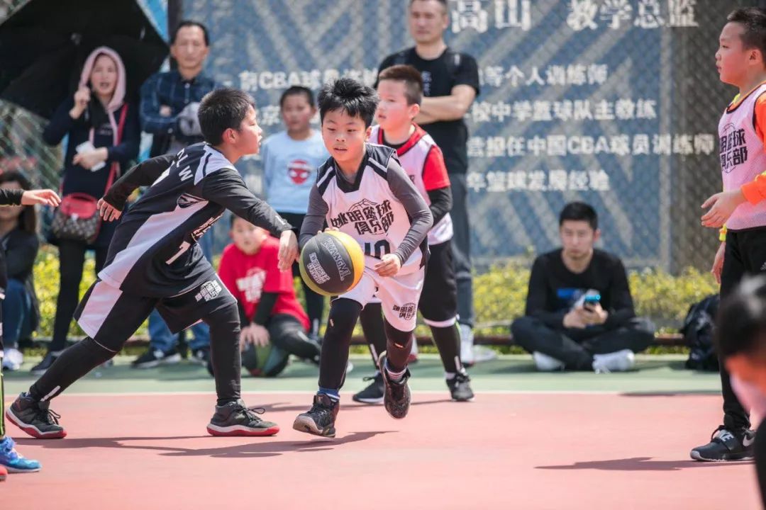 篮球如何训练结合球技巧_篮球训练手段_篮球技巧训练球结合训练方法